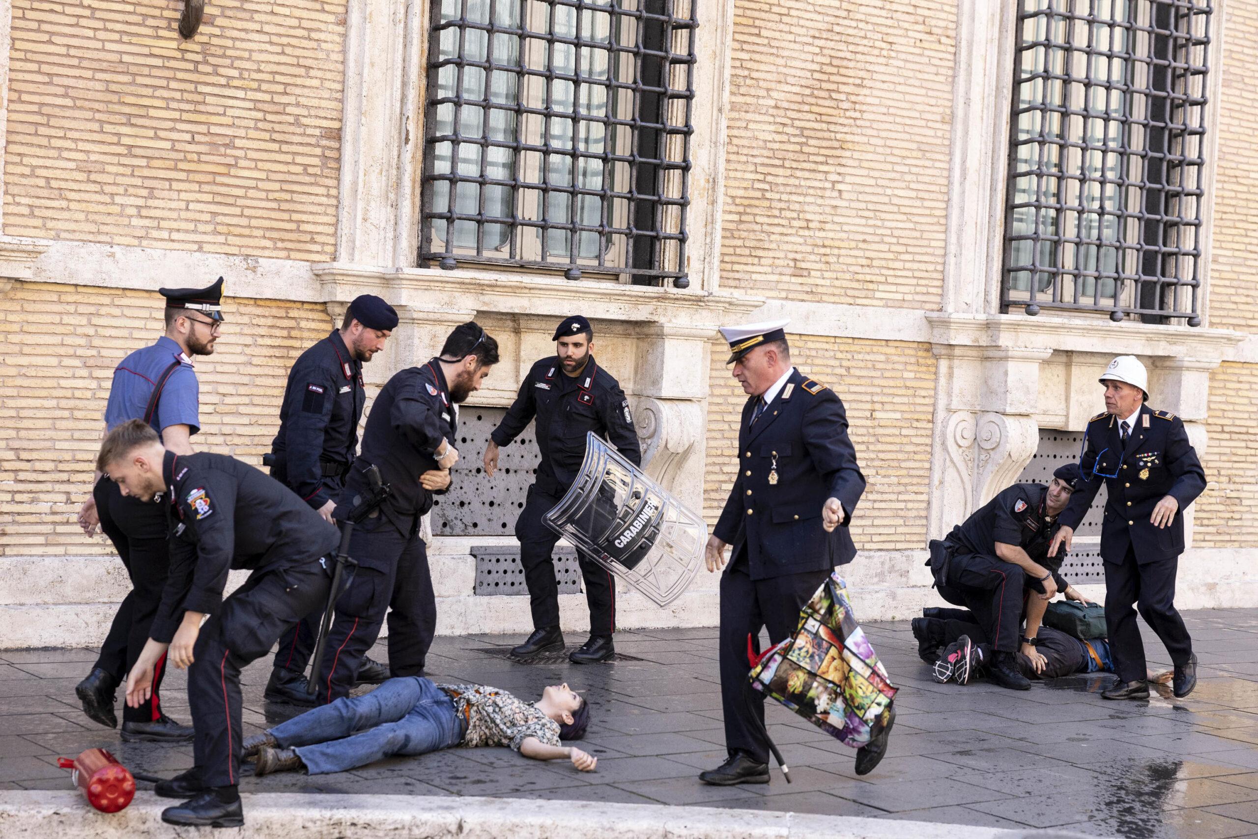 Blitz di Ultima Generazione al Senato con fango ed estintori, attivisti fermati dai carabinieri | FOTO e VIDEO