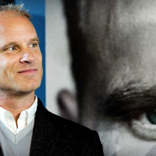 Bergkamp su una banconota: l’omaggio del governo olandese all’ex tulipano che giocò in Italia| Foto