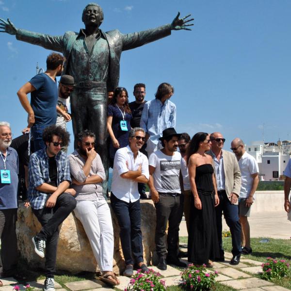 Come si chiama il paese dove c’è la statua di Domenico Modugno? L’opera di Hermann Mejer