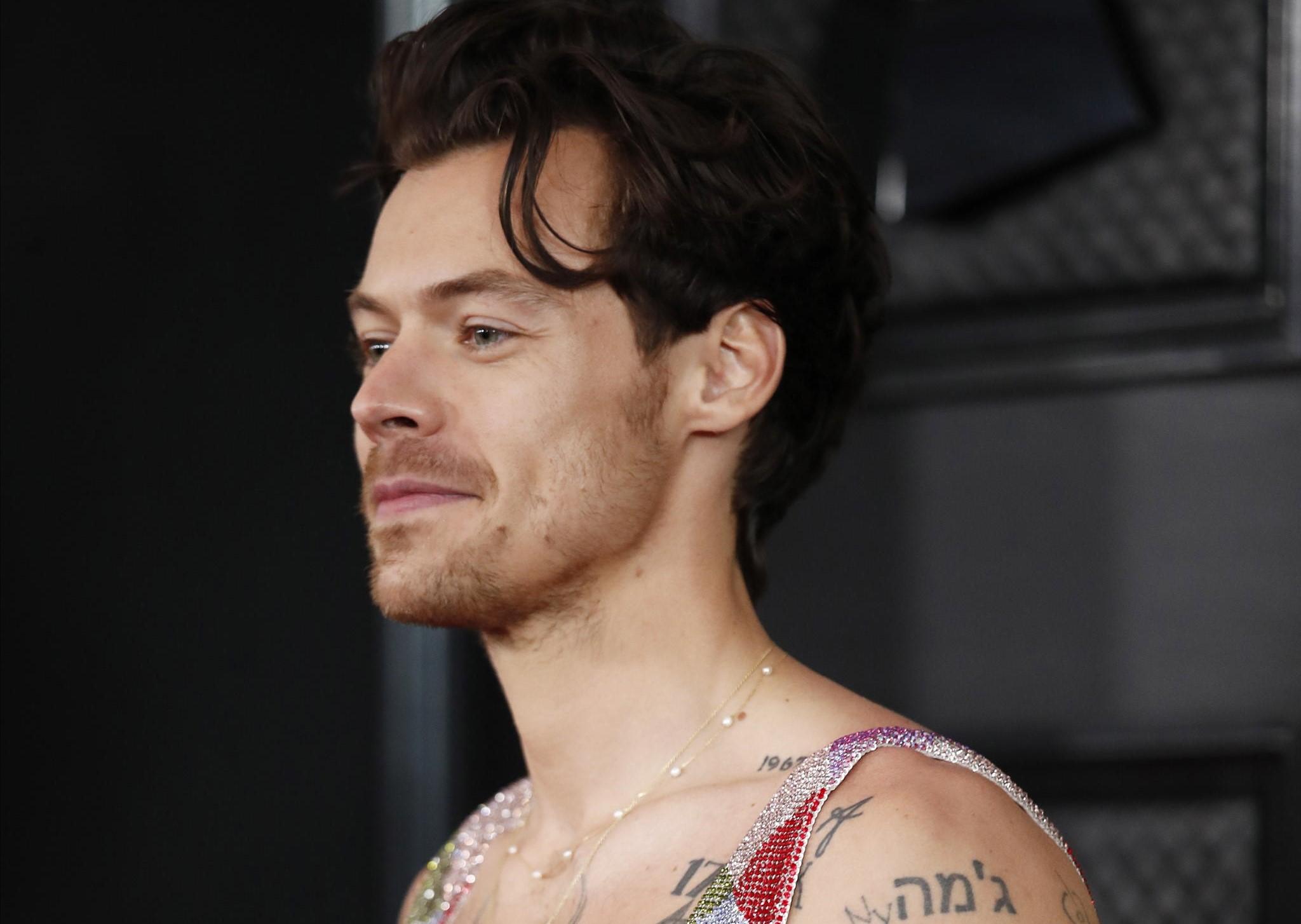 Harry Styles a Bolsena, la popstar si rilassa con la modella Jacquelyn Jablonski e James Corden. Ha un nuovo tatuaggio in italiano? Fan impazziti