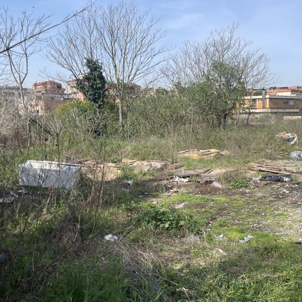 Rifiuti al parco di Tor Tre Teste, le immagini di una “discarica” abusiva all’ingresso: “Così da sempre” | VIDEO