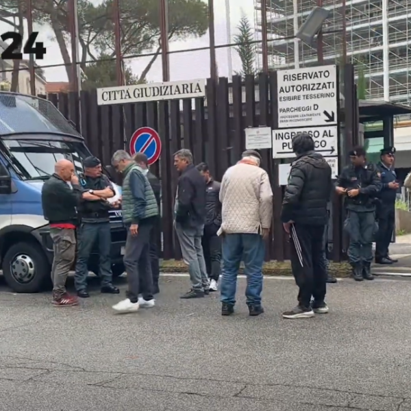 Roma, sit-in a piazzale Clodio per il ragazzo arrestato negli scontri del 5 ottobre: il 24enne andrà ai domiciliari | VIDEO E FOTO