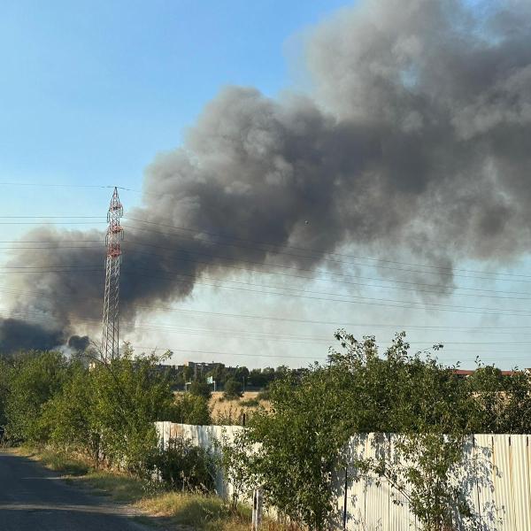 Roma, incendio a Ponte Mammolo: alta colonna di fumo visibile anche a distanza | VIDEO