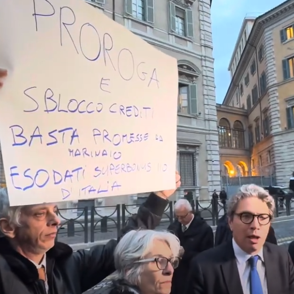 Superbonus, gli esodati al Senato con delegazione di deputati del M5S: “Siamo stanchi! Sbloccate i crediti” | VIDEO