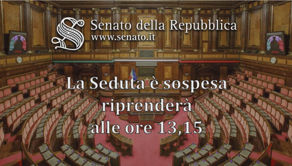 Premierato, rissa sfiorata al Senato e seduta sospesa: lite tra i senatori Menia e Croatti | VIDEO