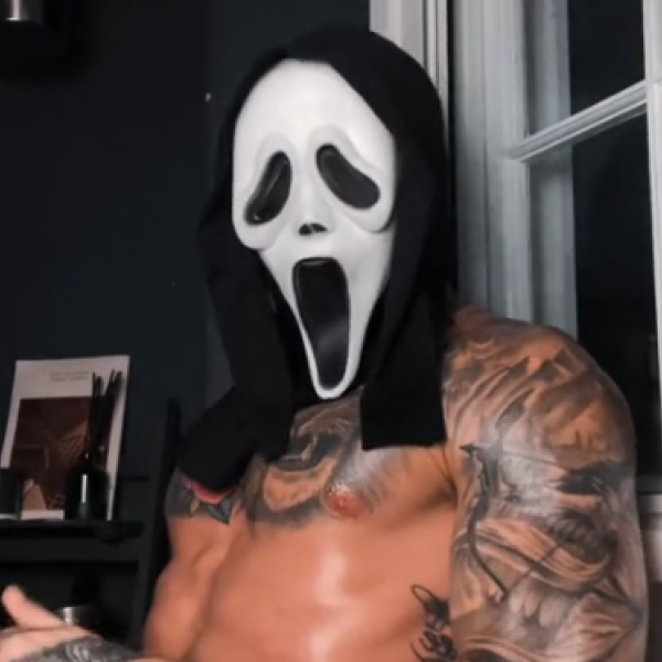 Quando per eccitarsi serve la maschera di Scream: il trend hot con Ghostface spopola su TikTok