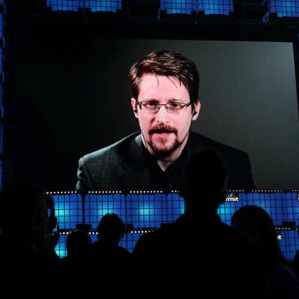 Edward Snowden diventa cittadino russo, ma non sarà chiamato al fro…