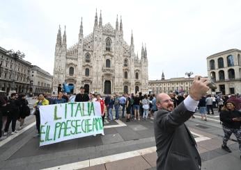 Piazza Duomo gremita per i funerali di Berlusconi: le reazioni dei presenti | VIDEO