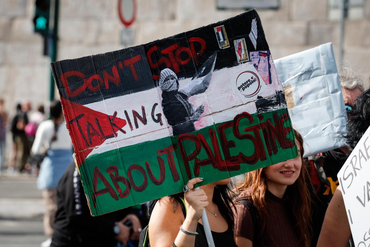 Parigi scende in piazza a fianco della Palestina: 60mila persone alla manifestazione di oggi | FOTO E VIDEO