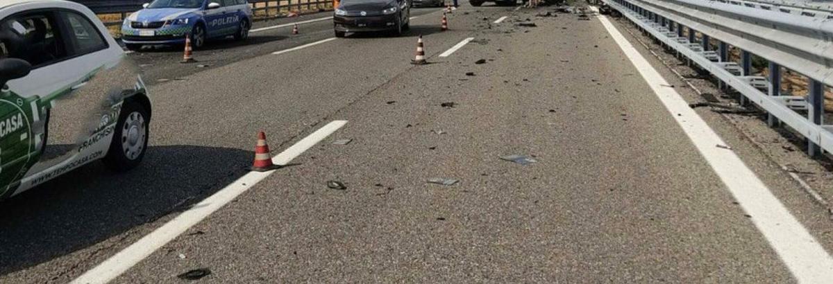 Bergamo, incidente a Presezzo: scontro tra auto e camion, un morto