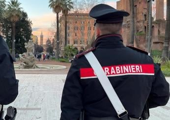 Roma, attimi di panico a Prati: uomo armato di coltello in strada