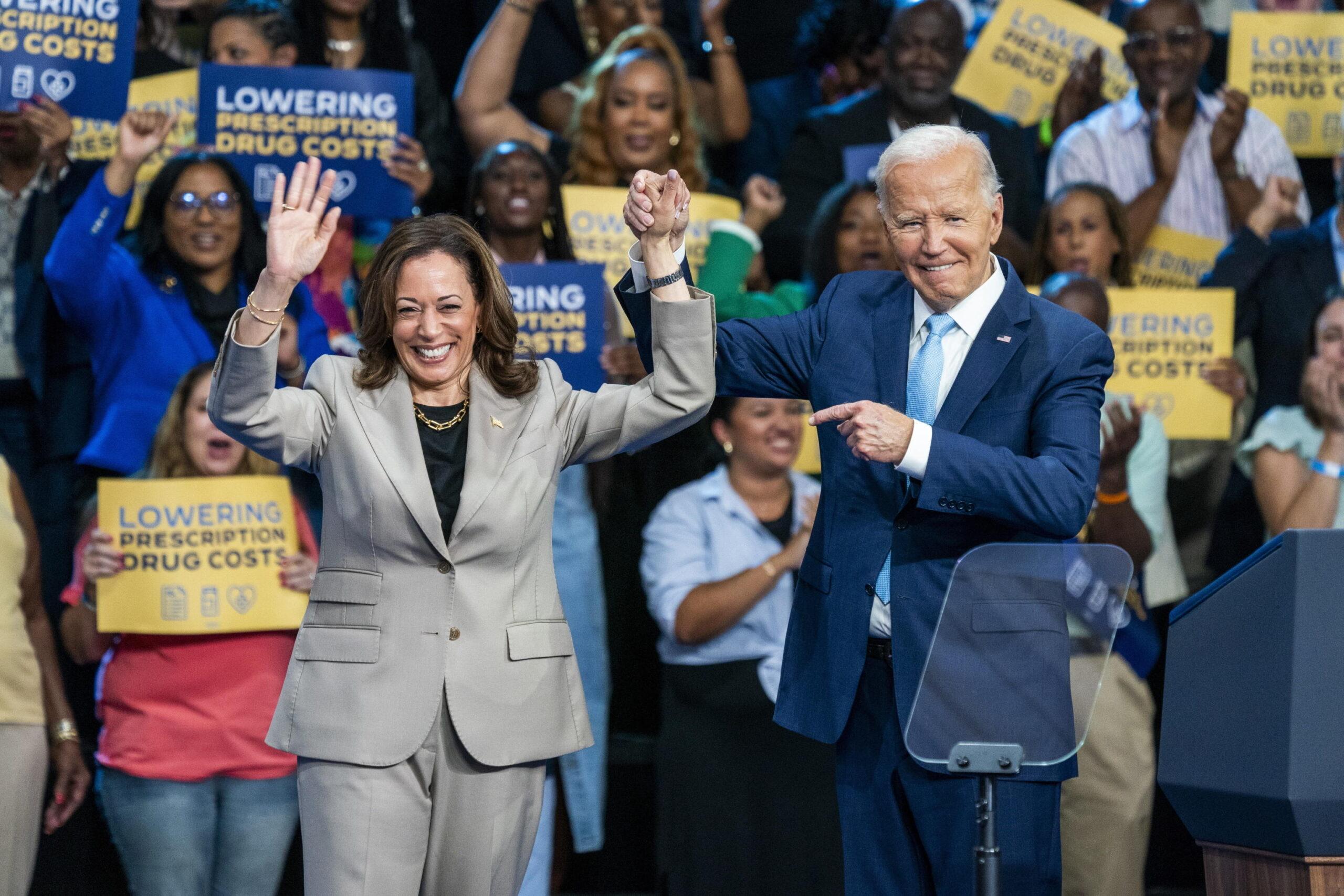 Joe Biden torna sul palco con Harris, nel mirino del presidente c’è Trump: “Come si chiama? Donald Dump”