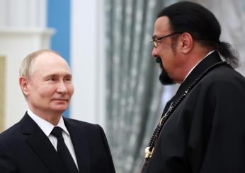 Steven Seagal: “Morirei per Putin”. Come l’attore è diventato un caro amico del presidente russo?