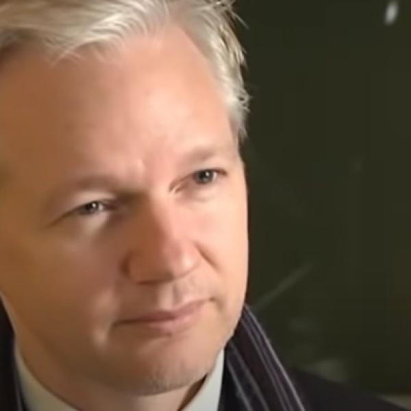 Chi è Julian Assange e perché gli verrà conferita la cittadinanza onoraria dal comune di Reggio Emilia