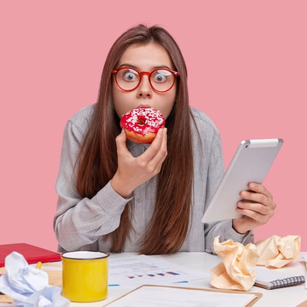 Cosa succede se si mangia con lo stress senza attenzione: 5 cose da sapere