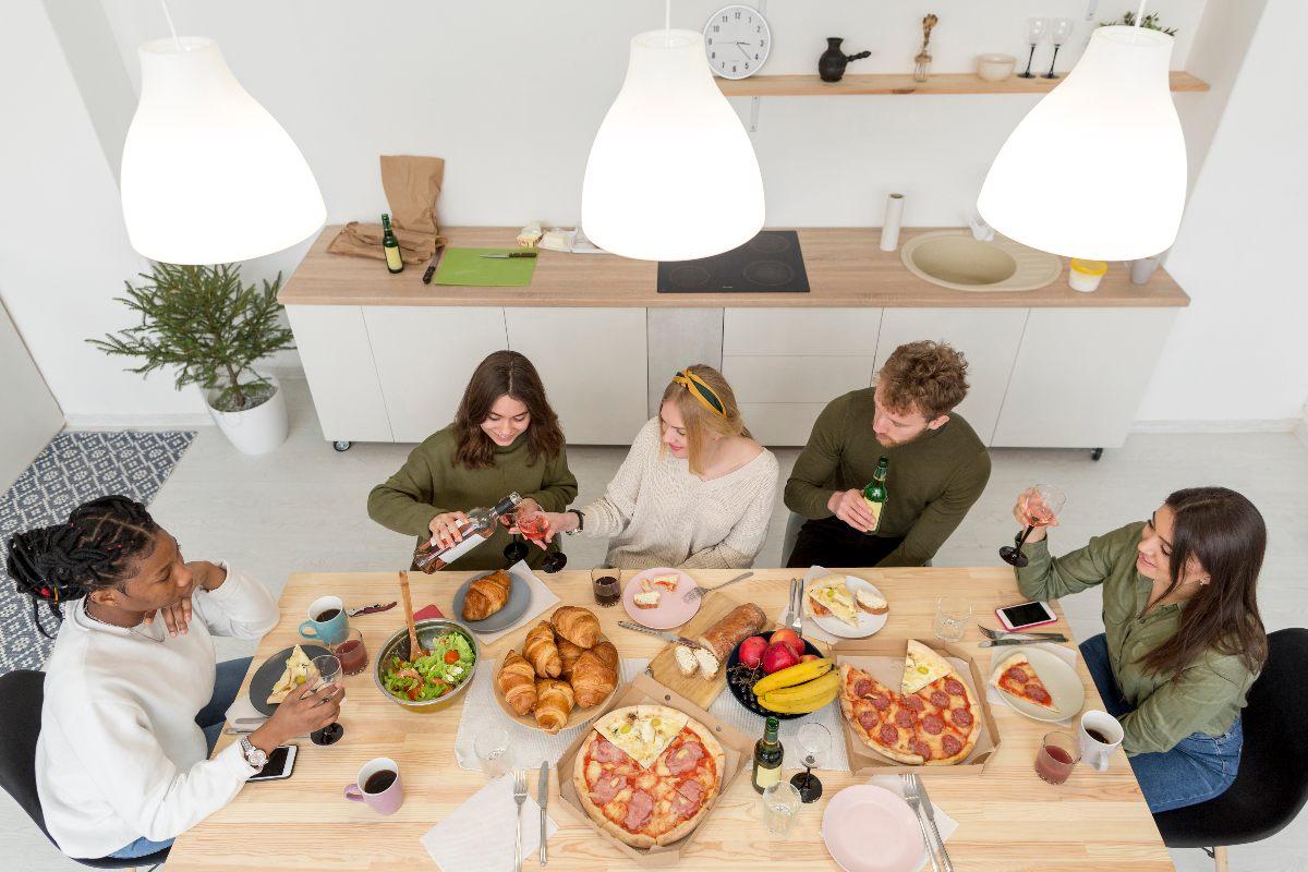 Mangiare insieme agli altri ci fa vivere più a lungo e più felici