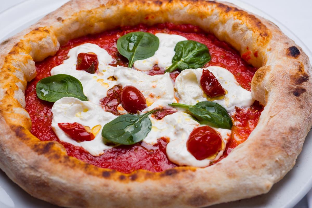 Pizza napoletana fatta in casa: la ricetta velocissima