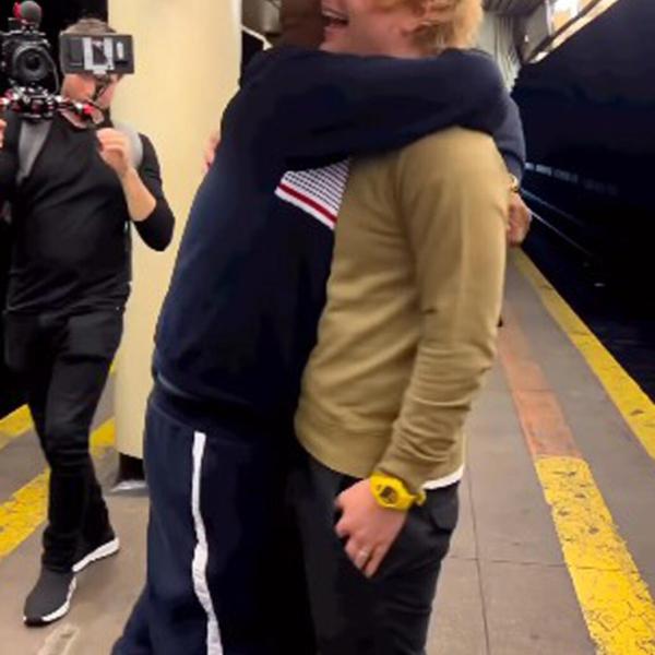 Ed Sheeran duetta a sorpresa con un artista di strada in metro a New York [VIDEO]