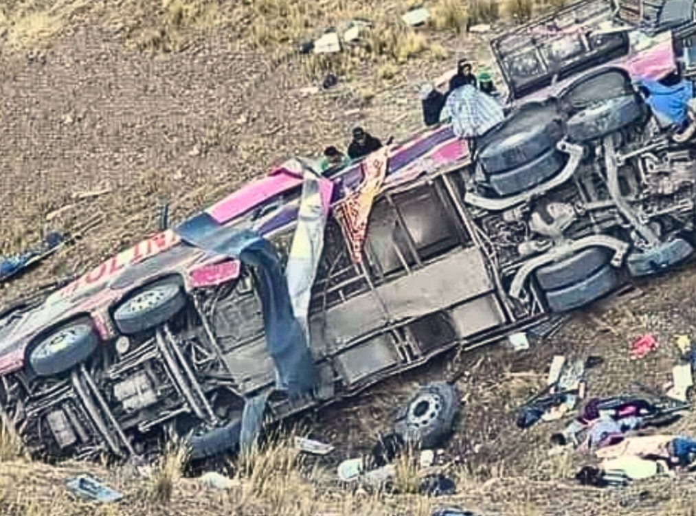 Perù, incidente ad Ayacucho: bus precipita in un burrone, morti 21 passeggeri | VIDEO