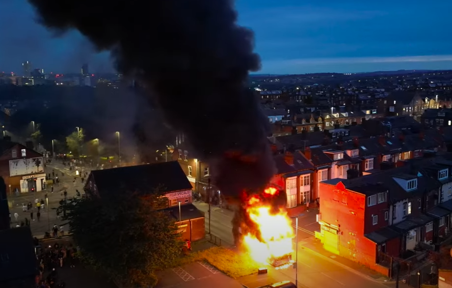 Inghilterra, scontri nella notte a Leeds: in fiamme un’auto della polizia ed un bus a due piani | VIDEO E FOTO