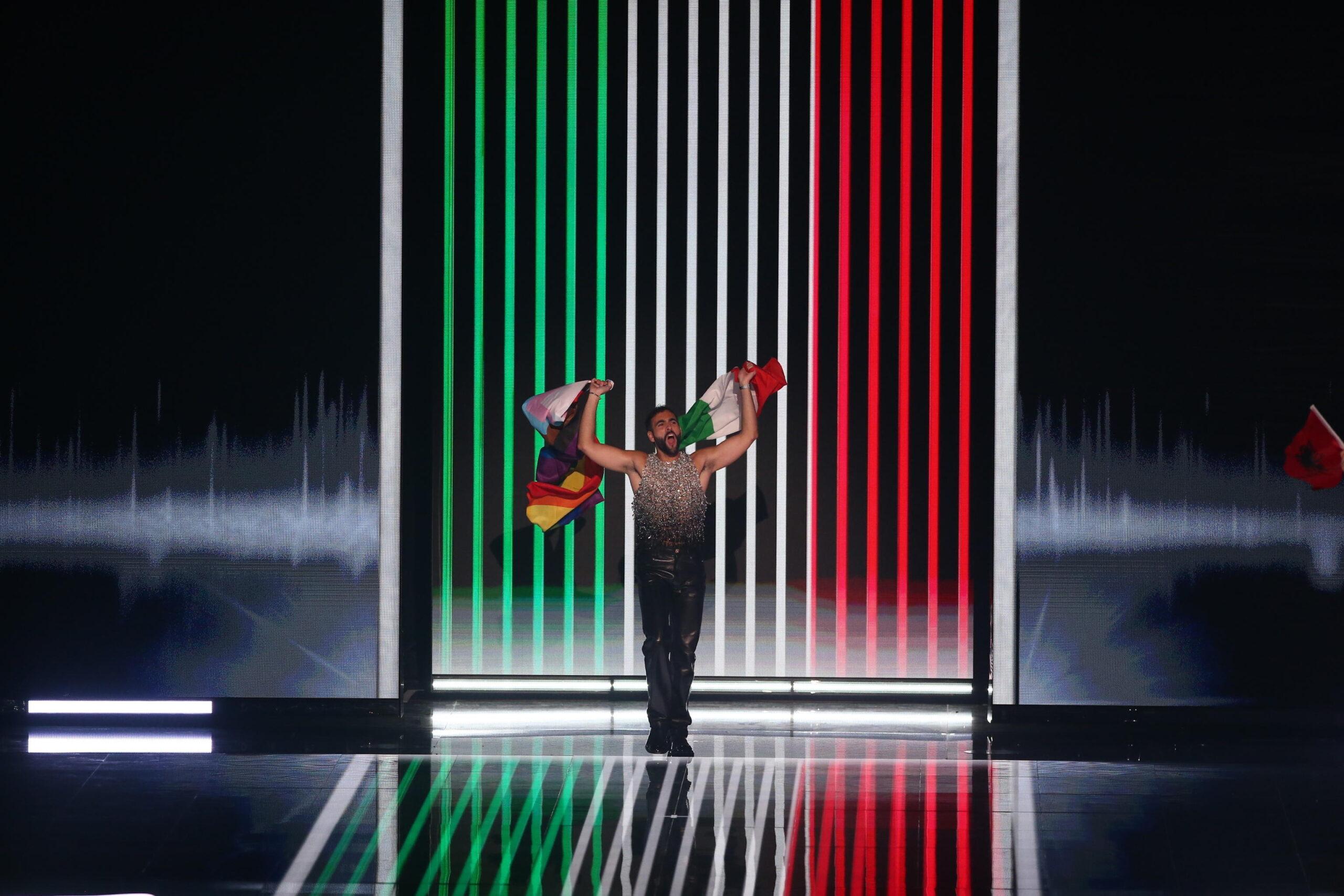 Mengoni vince il premio della critica all’Eurovision Song Contest 2023 e sfila con tricolore e bandiera LGBTQ+