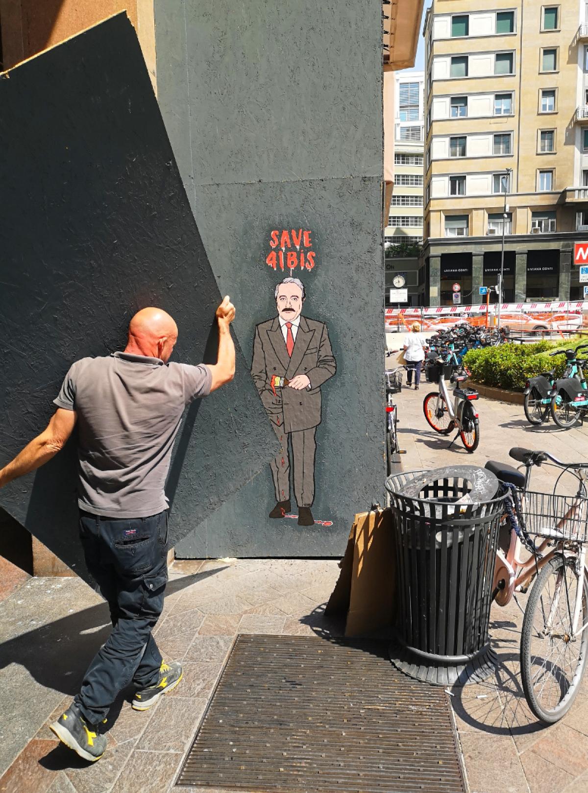 Milano, il Comune fa rimuovere i murales di Alexsandro Palombo “Pow…