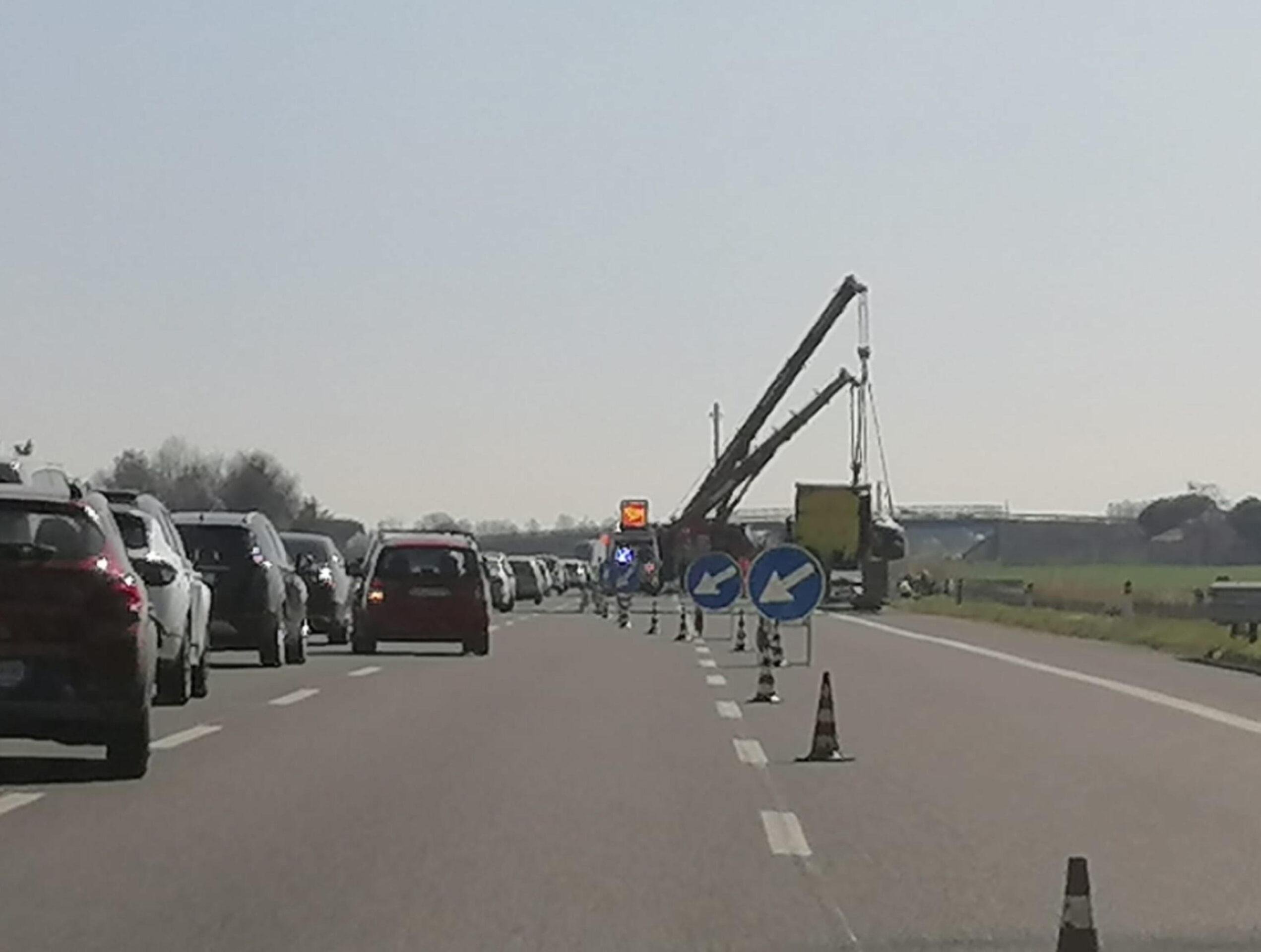 Incidente Tangenziale di Catania tra un furgone e un tir: camion si ribalta, traffico in tilt