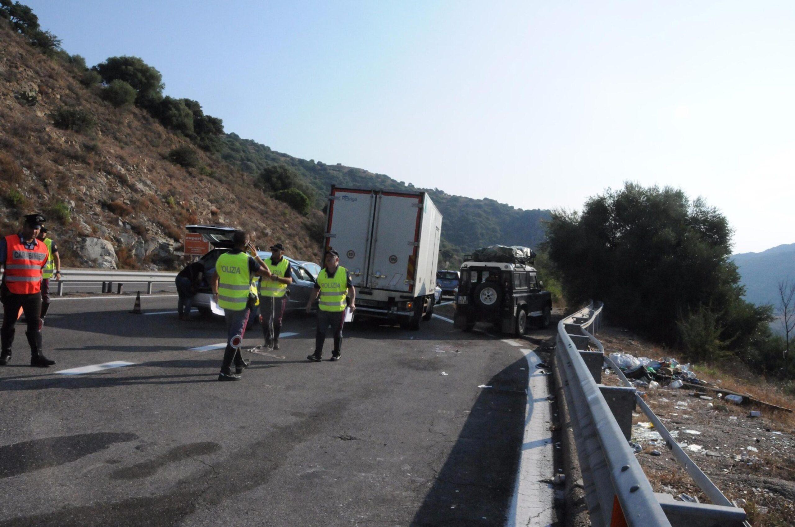 Nuoro, incidente sul lavoro sulla 131 dcn: operaio travolto da un’auto, non è in pericolo di vita