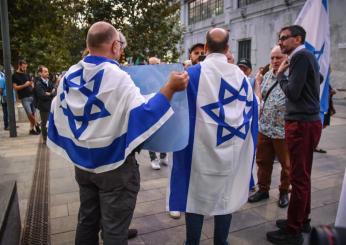 Milano, presidio pro Israele in piazza Castello: presenti Attilio Fontana e l’ex deputato del Pd Fiano