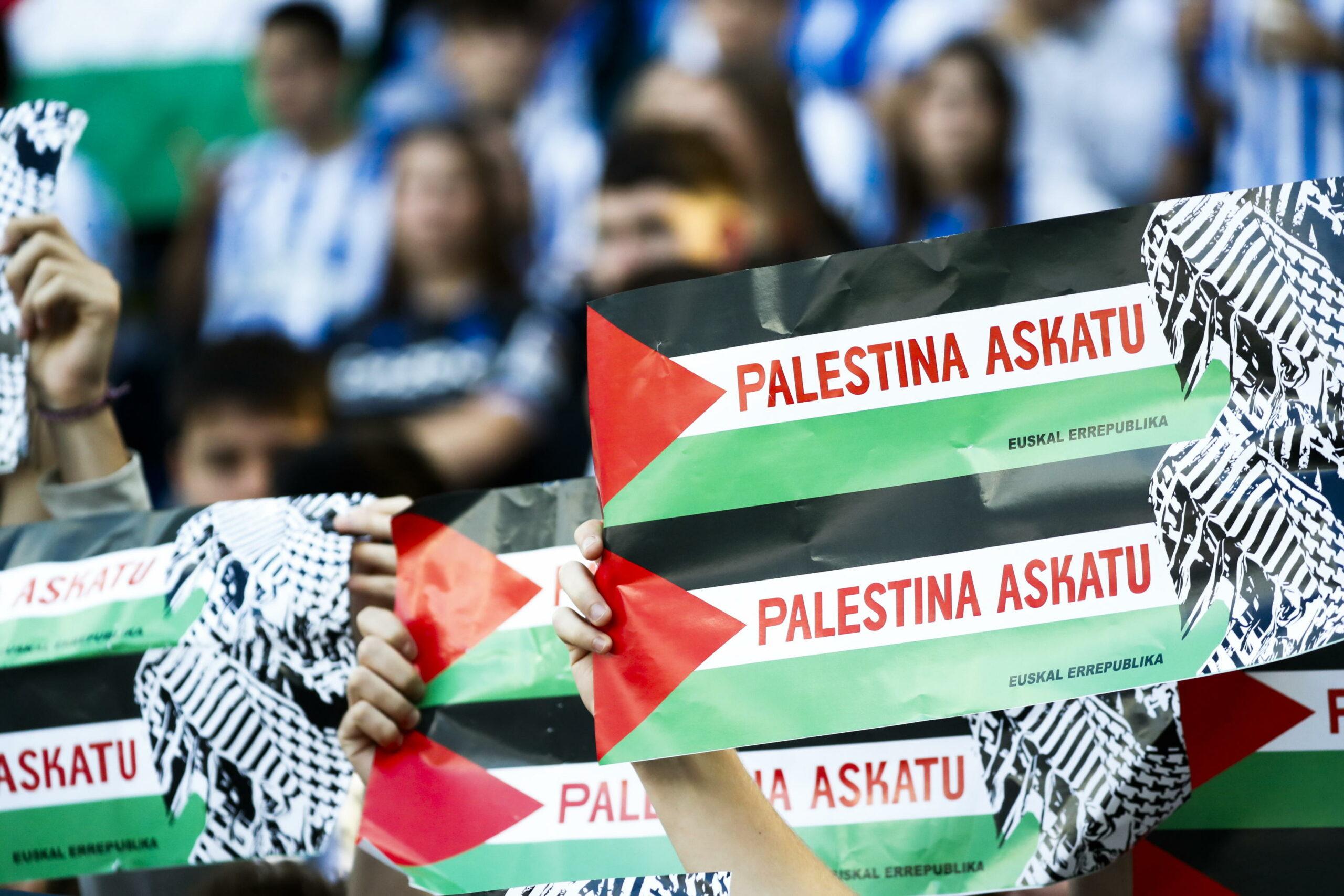 Coppa d'Asia, primo punto per la Palestina contro gli Emirati Arabi Uniti: esposti striscioni contro il genocidio