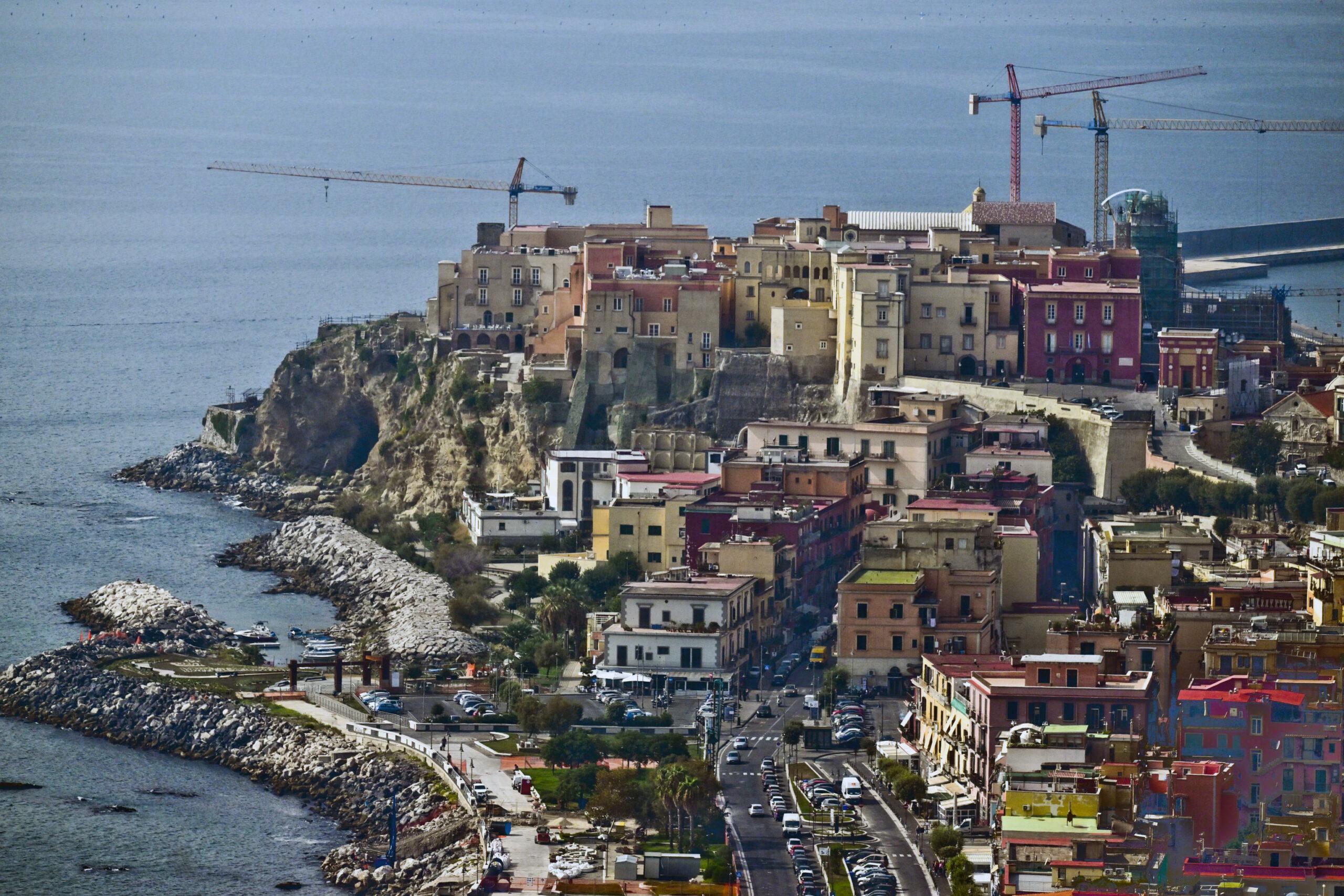 Campi Flegrei, torna la paura del terremoto: scosse di magnitudo 2.6 a largo di Pozzuoli