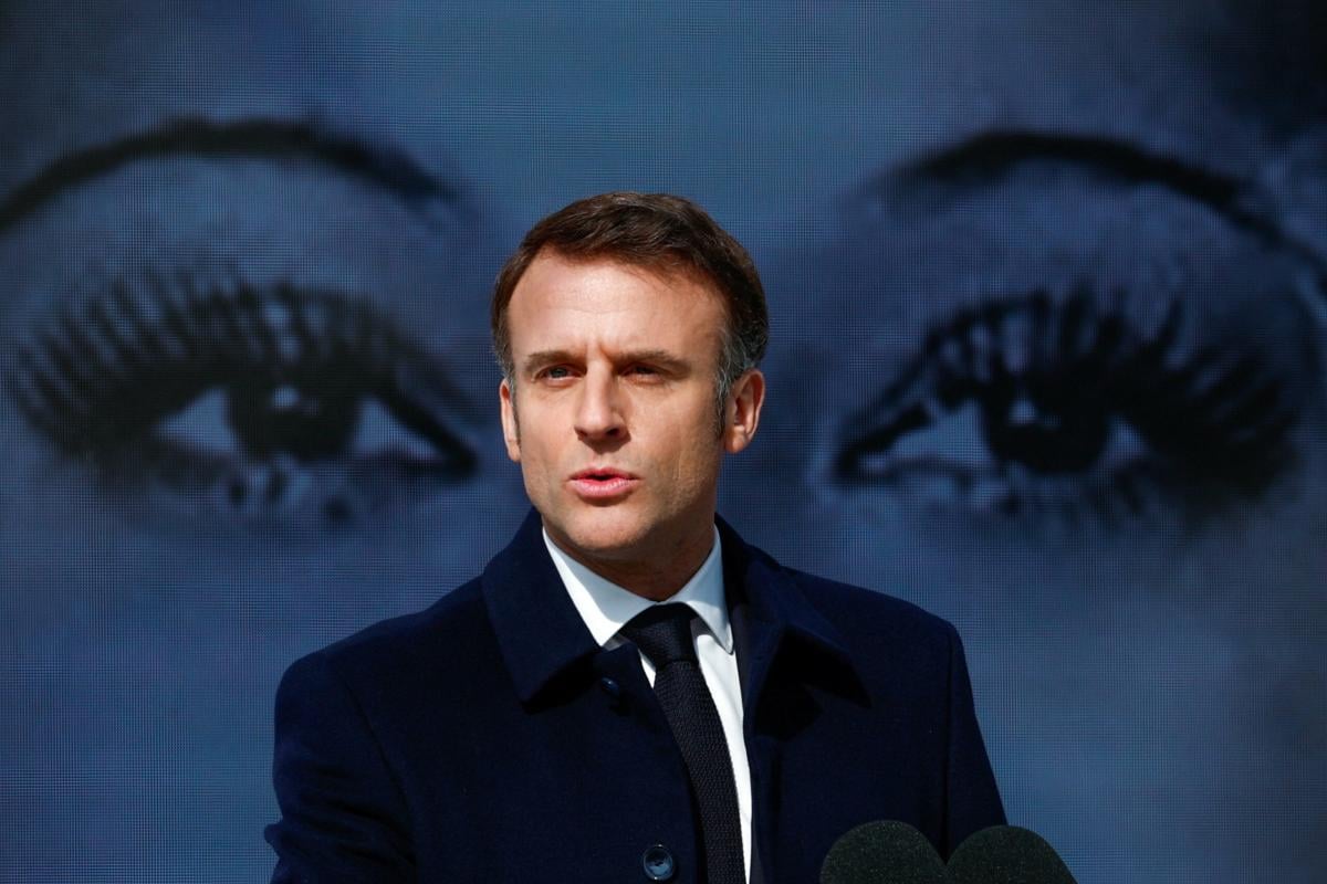 Francia, Macron: “Aggiungere diritto all’aborto alla Carta dei diritti Ue”