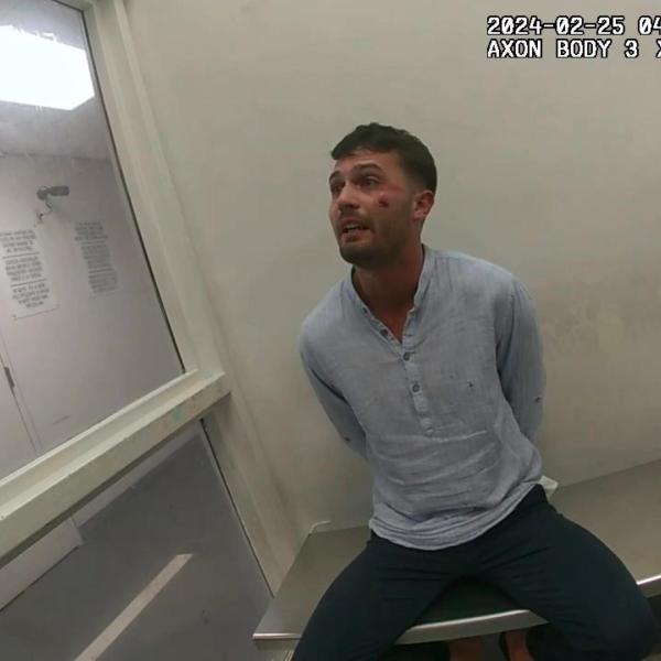 Caso Matteo Falcinelli, nuovo video dell’arresto del giovane studente di Spoleto a Miami: “Non ho fatto nulla, pago la cauzione”. I poliziotti travisano: “Ti contestiamo la corruzione”