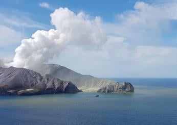 Nuova Zelanda, eruzione del vulcano Whakaari: voli sospesi. Ecco la situazione | VIDEO