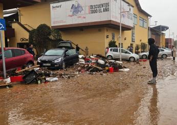 Alluvione a Valencia, il fotografo italiano in fuga dal centro commerciale allagato: “Bloccato in auto dai detriti. L’incubo degli sciacalli”