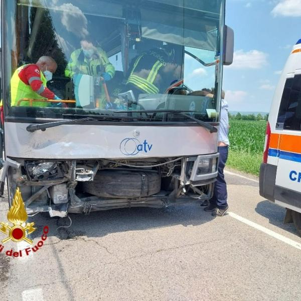 Verona, autobus di linea esce fuori strada: chi è la donna morta nell’incidente? Sette le persone ferite | FOTO