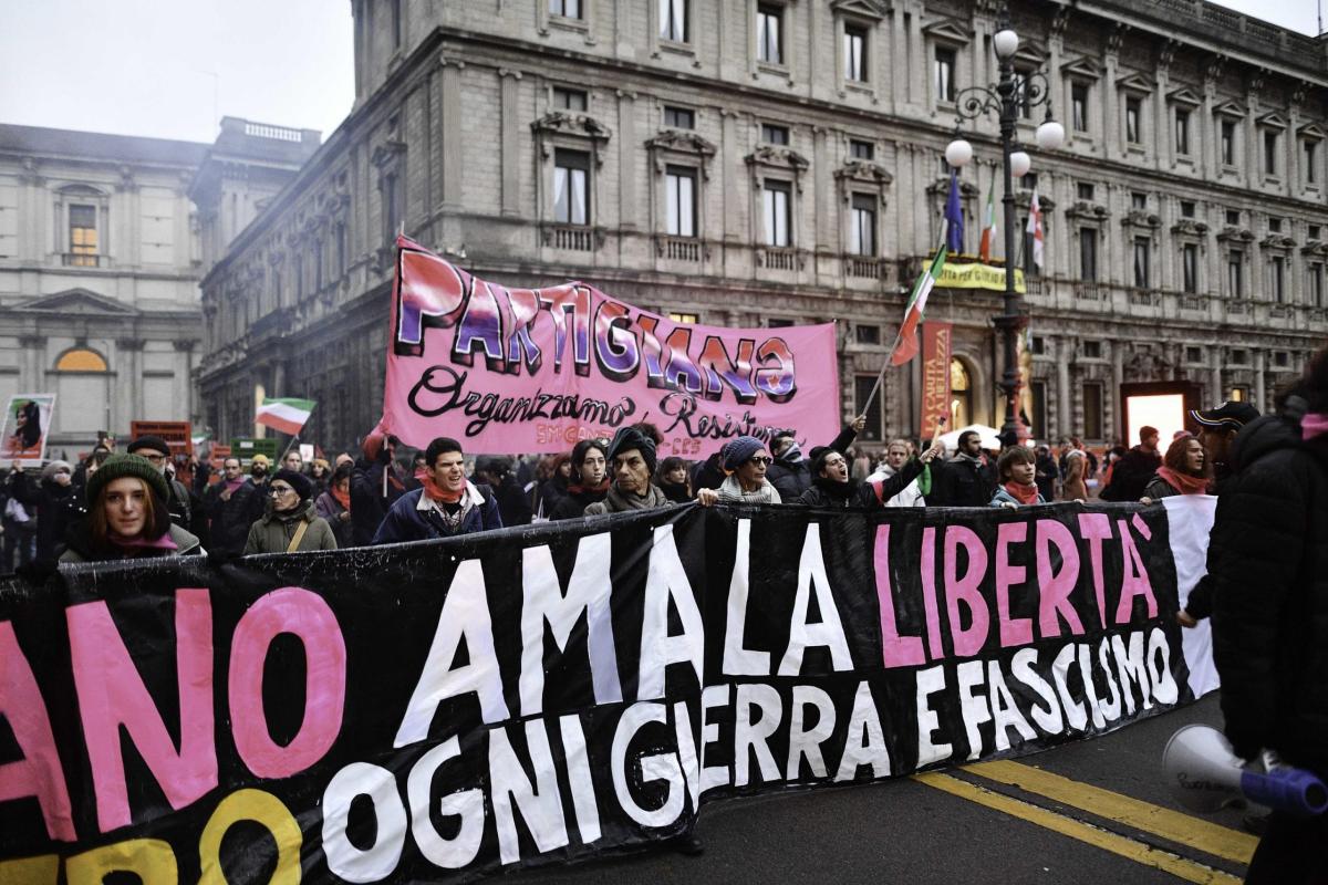 Milano, tensione e scontri al corteo antifascista: un agente ferito