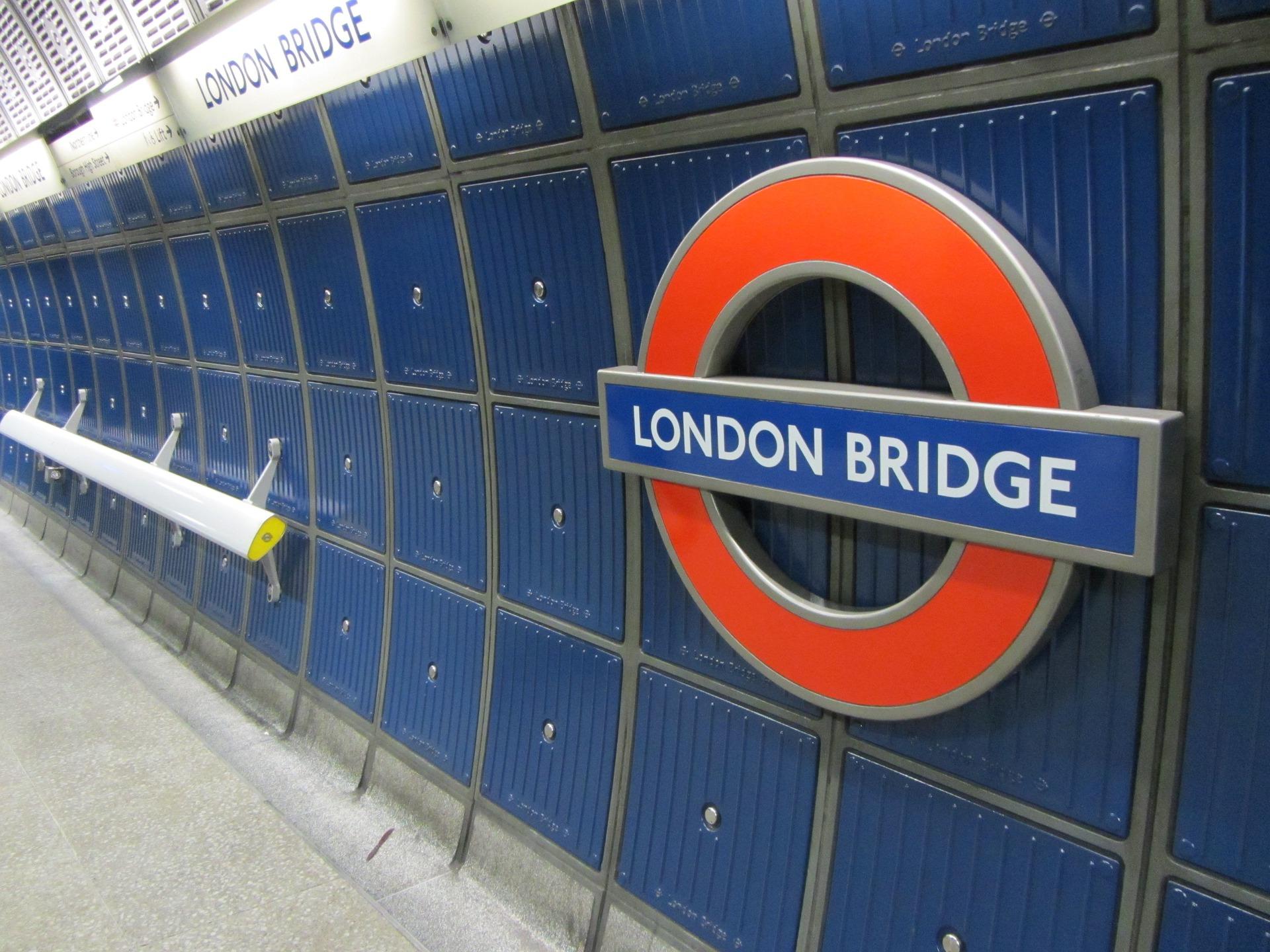 Londra, incendio a London Bridge: stazione chiusa e treni deviati