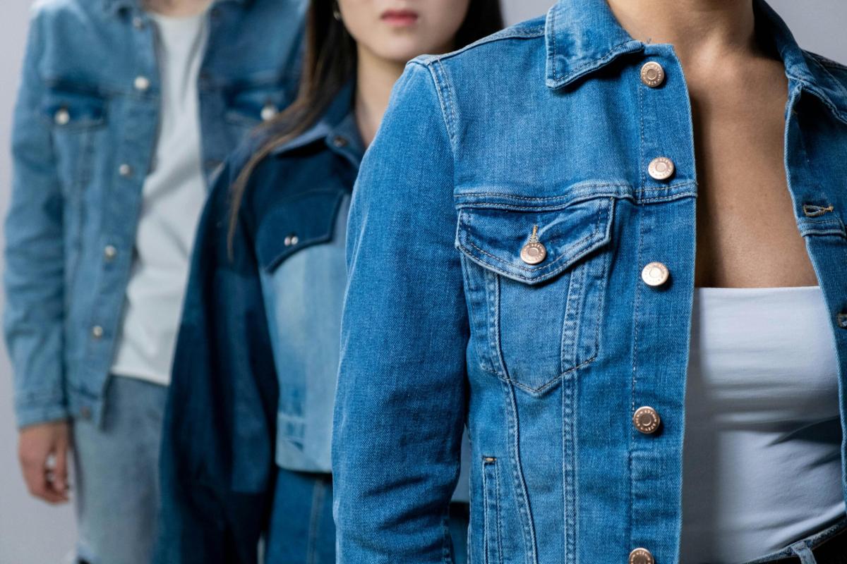 Total denim: quali sono i capi in jeans del momento e come abbinarli con stile