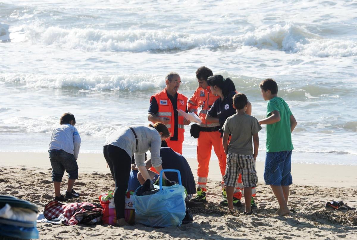 Torvaianica, tragedia in mare: 50enne legato a una boa muore annegato