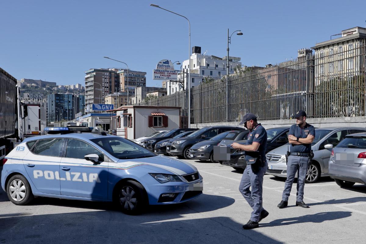 Napoli, lascia sole le figlie di 10 e 15 anni al porto: “Papà torna…