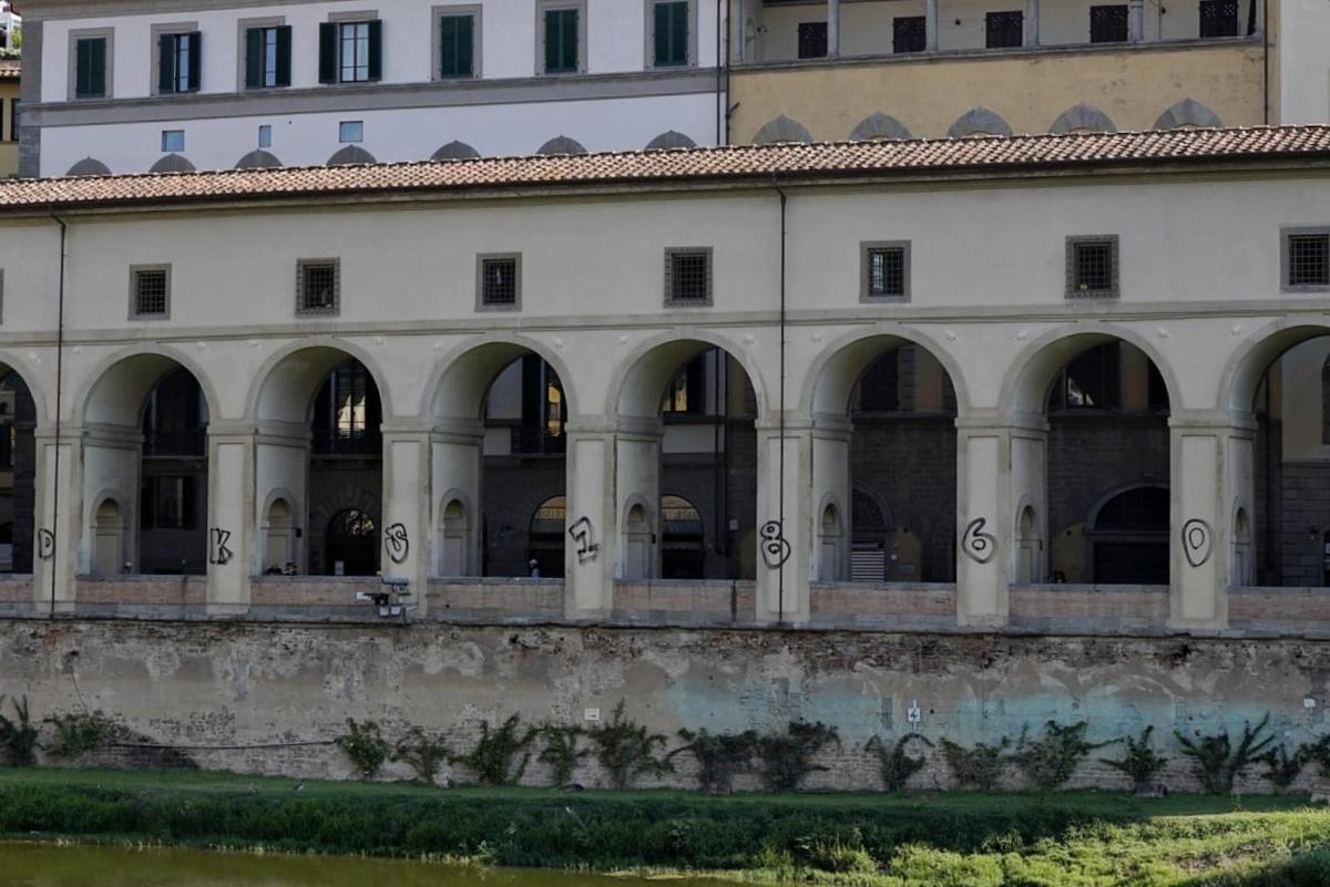 Firenze, imbrattate colonne del Corridoio Vasariano. Nardella: “Ges…