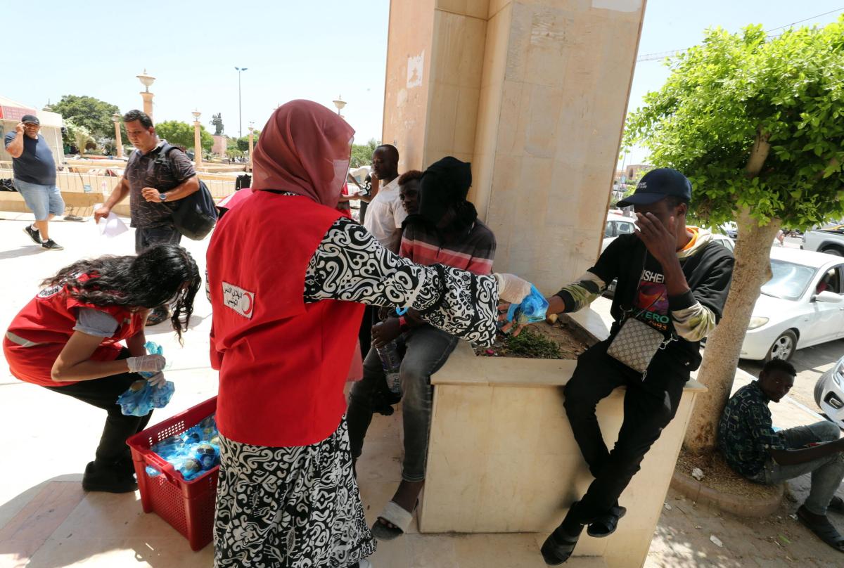 Tunisia, la polizia sgombera i migranti dal centro di Sfax