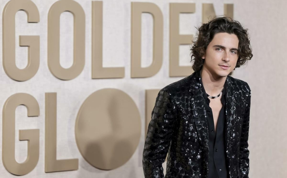 Timotheè Chalamet e Kylie Jenner si baciano durante la cerimonia dei Golden Globes 2024: il video