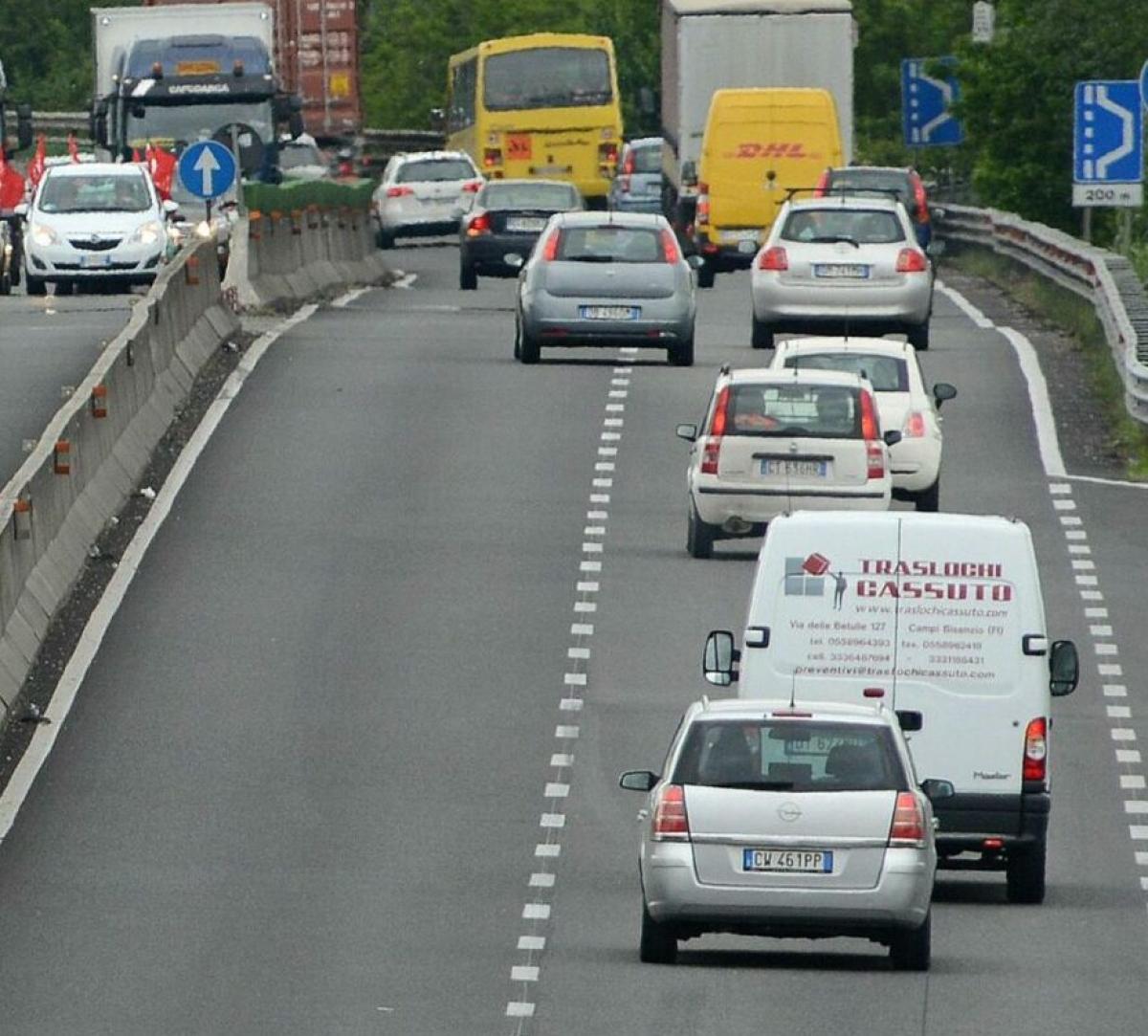 Firenze, incidente sulla FiPiLi all’uscita Cascina: cinque feriti e nove auto coinvolte, 7 km di coda