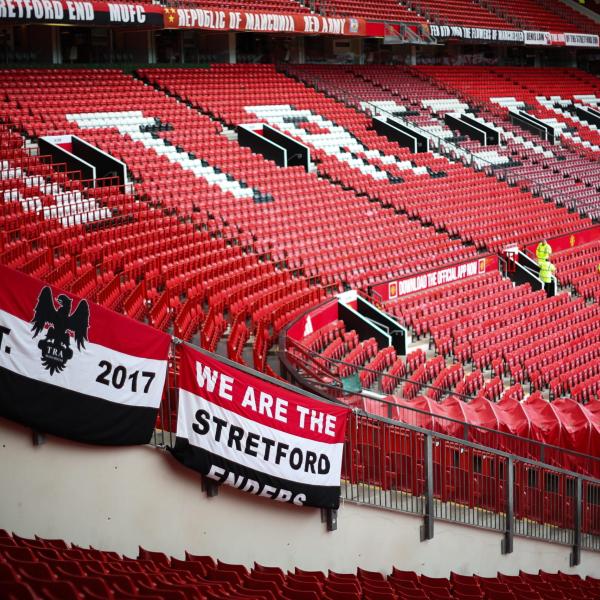 All’Old Trafford piove: acqua ovunque nello stadio del Manchester United | FOTO E VIDEO