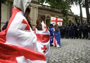 Georgia, il Parlamento ha approvato la legge russa in terza lettura: rissa fra deputati durante la votazione, migliaia in piazza a Tbilisi | VIDEO