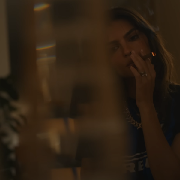 Emily Ratajkowski nel video di Travis Scott con la maglia dell’Inter: le foto fanno impazzire i social