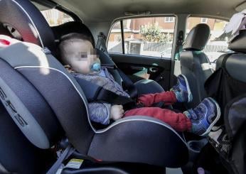 Lasciano neonata in auto “controllandola dal telefono” e vanno a un matrimonio