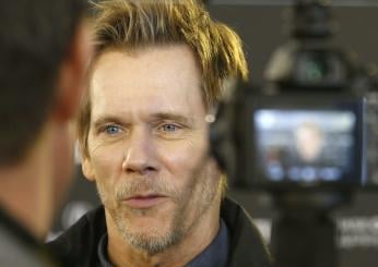 Kevin Bacon balla Footloose per festeggiare la fine dello sciopero degli attori di Hollywood | VIDEO